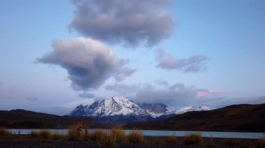 Gün batımında Cerro Payne Grande ve Torres del Paine Dağı. Şili 'deki Nordenskjold Gölü, Patagonya.