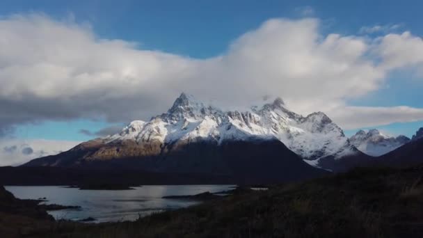 Trekking w Patagonii obok góry Cerro Paine Grande. Widok na górę Torres del Paine — Wideo stockowe