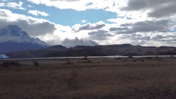 Torres del Paine山的风景在巴塔哥尼亚的Cerro Paine Grande山旁边旅行. — 图库视频影像