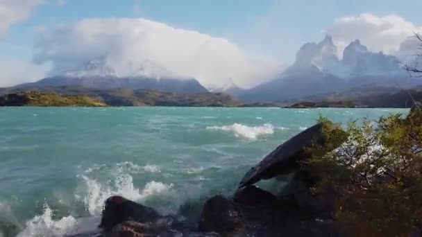 Mount Cerro Payne Grande och Torres del Paine. Nordenskjold Lake i Chile, Patagonien. — Stockvideo