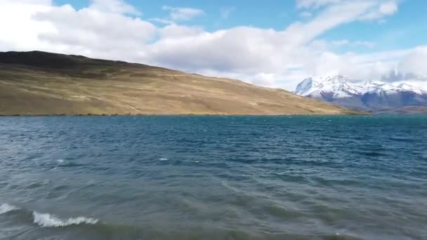 Patagonya 'da bir göl, arka planda dağlar. Patagonya dağları ve göllerinin renkli manzarası — Stok video