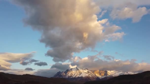 Mount Cerro Payne Grande och Torres del Paine. Nordenskjold Lake i Chile, Patagonien. — Stockvideo