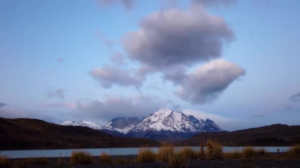 Cerro Payne Grande y Torres del Paine al atardecer. Lago Nordenskjold en Chile, Patagonia. — Vídeos de Stock