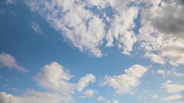 Mavi gökyüzünde bulutlar. Bulutların zaman akışı. Güzel zaman atlamalı bulutlar