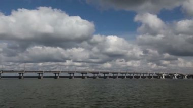 Nehrin üzerindeki bulutlar. Nehrin karşısındaki köprüde güzel bulutlar