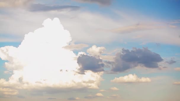 Η κίνηση του νέφους. Όμορφος μπλε ουρανός με συννεφιά. — Αρχείο Βίντεο