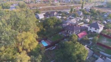 Havadan güzel bir kulübe. Göl kenarında yazlık evler. Gölün yanındaki kulübelerin üzerinden uçuyor.