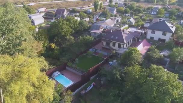 Terbang di atas pondok kecil dengan halaman dan kolam renang. Indah modern pondok atas pandangan — Stok Video