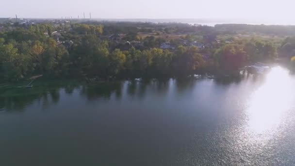 Volando sobre el río en un dron. Volando sobre el río. Río cerca de la ciudad vista superior — Vídeos de Stock