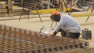 Çelik Çerçeve İnşaat. İnşaat alanında kaynakçı. Kaynak kıvılcımları