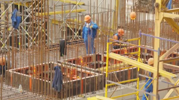 Megerősített betonszerkezet, építési folyamat, emberek az építkezésen, vasbeton — Stock videók