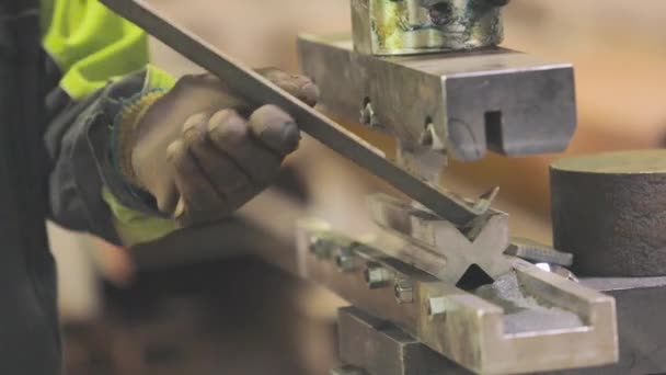 El trabajador dobla la pieza de metal en la máquina dobladora — Vídeos de Stock