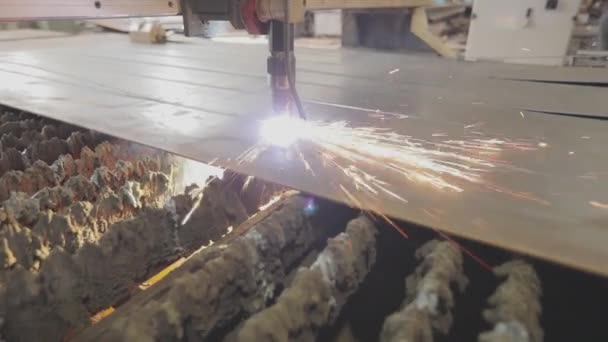 Metal cnc makinesi kesiliyor, otomatik plazma kesimi — Stok video
