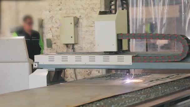 Taglio CNC di una lamiera mediante taglio a gas. Taglio di una lamiera con una macchina da taglio CNC. — Video Stock