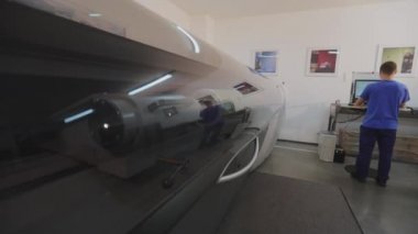 Fabrika sürecinin bir basamağı. İşlem, yeni duvar kağıdı koleksiyonları için yeni kabartma örnekleri oluşturur. Yeni fabrika yapımı duvar kağıdı. Duvar kağıdı üretimi. Fabrika sürecinin bir adımı