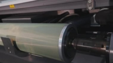 Duvar kağıdı üretiminin büyük rulolarını kapatın. Yeni modern ekipmanlar. Modern duvar kağıdı üretimi.