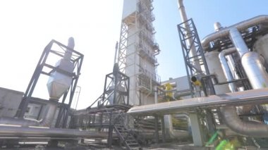 Fabrikada bir sürü büyük parlak borular var. Büyük metal parlak borular. Endüstri dışı