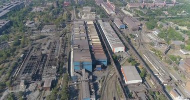 Tesisin üzerinden uçacağız. Büyük atölyeler, havadan manzara. Üretim salonlarının üzerinden uç. Modern üretim salonları üst görünüm