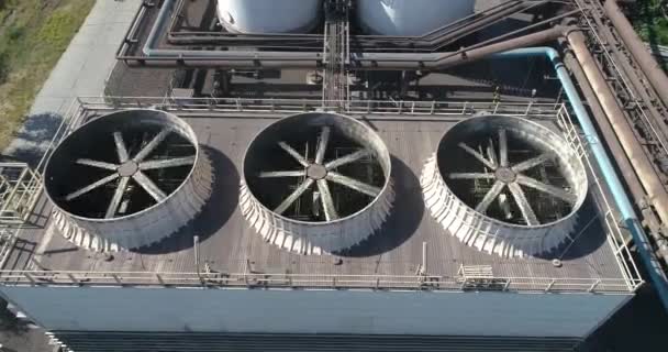 Sistema di raffreddamento in fabbrica. Ventilatori più grandi in un sistema di raffreddamento industriale. Raffreddamento ad aria industriale — Video Stock