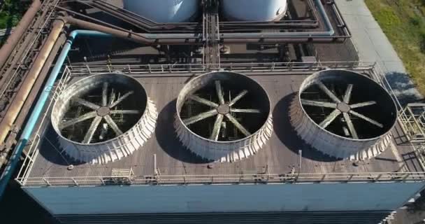 Stor industrifläkt. Kylsystem i fabrikssikt. Kylfläktar på anläggningen antenn utsikt. — Stockvideo