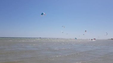 Uçurtma sörfü, denizde uçurtma sörfçüsü. Aşırı su sporları. Uçurtma sörfü eğlenceli