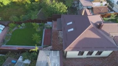 Çimleri ve yüzme havuzu olan küçük bir kulübenin üzerinden uçacağız. Güzel, modern kır evi manzarası