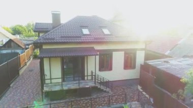 Kahverengi kiremitleri olan küçük bir kulübe. Modern kır evi. Güzel kulübe.