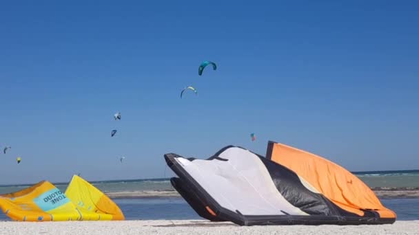 Utrustning för ombordstigning. Surfing kite vinge, kitesurfare i bakgrunden. Extrem vattensport. — Stockvideo