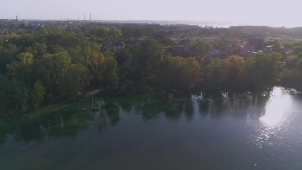 坐着无人驾驶飞机飞越河流。飞过河。靠近城市的河流俯瞰全城 — 图库视频影像