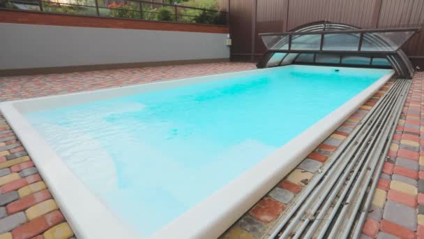 Piscina en una casa de campo. Piscina en el patio trasero de la casa. — Vídeos de Stock