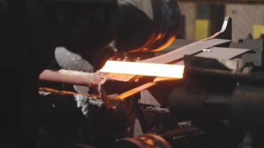 Sıcak metal kurdele, metal işleme tesisinde üretim süreci, üretim aşamasında yuvarlanan metal, pırıl pırıl metal silindirlerde yuvarlanma.