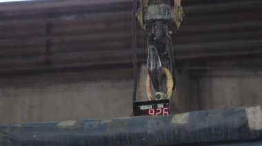 Metal topları olan fabrika mıknatısı, endüstriyel mıknatıs, top üretimi, bilye üretimi.