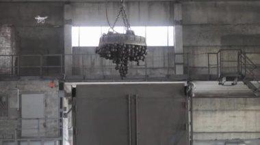 Metal topları olan fabrika mıknatısı, endüstriyel mıknatıs, top üretimi, bilye üretimi.