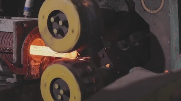 Laminage du métal en production, déplacement sur un ruban métallique chaud, phase de production de billes, processus de production dans une usine de laminage de métaux, laminage à travers des rouleaux métalliques étincelants — Video