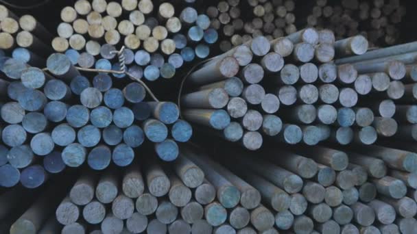 Magazijn van metalen knuppels in de fabriek, rond metaal blanco, metaal blanco. — Stockvideo