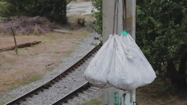 Chargement de gros sacs dans le wagon à l'usine par temps clair — Video