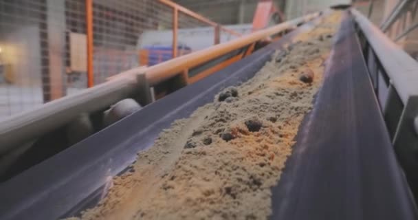 Transportband på fabriken, transportband med sand- och metallbollar — Stockvideo