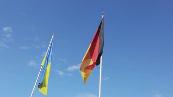 Oekraïense en Duitse vlag op lucht achtergrond. — Stockvideo