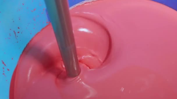 Miscelazione della vernice in un barile, miscelazione della vernice in una fabbrica, miscelazione automatica del colore della fabbrica. Miscelazione di vernice rosa in una fabbrica — Video Stock