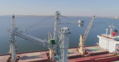 Limandaki kazıyıcı taşıyıcılar, kargo gemisi. Taşıyıcıya göre tahıl taşımacılığı