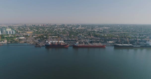 Grandes navios de carga no porto. Porto comercial com grandes navios de carga a partir do ar — Vídeo de Stock
