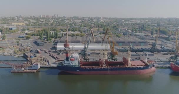 Droog vrachtschip in de haven. Havenkraan laadt lading in een droog vrachtschip — Stockvideo