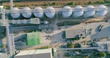 Tahıllı silo. Yukarıdan tahıl deposu görüntüsü. Büyük slotlar hava görünümünde tahıl deposu