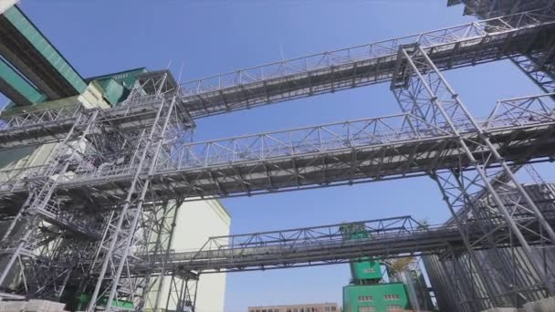 Transportadores de raspador en el primer plano del puerto, transporte de grano por transportador — Vídeos de Stock