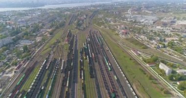 Tren istasyonunun üzerinden uçuş. İstasyondaki yük trenleri. Büyük endüstriyel demiryolu deposu manzarası.