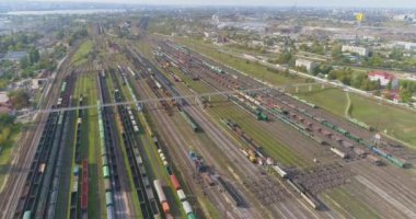 Büyük endüstriyel tren istasyonu manzaralı. Tren istasyonunun üzerinden uçuş. İstasyondaki yük trenleri