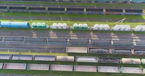 I treni merci si trovano al bivio ferroviario vista dall'alto. Sorvolare un grande incrocio ferroviario. — Video Stock