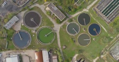 Su arıtma tesisleri üzerinde uçuş. Endüstriyel su tedavisi. Kanalizasyon tedavisinin hava görüntüsü.