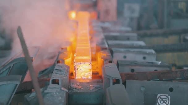 冶金厂生产轧制金属.红热的金属。传送带上的热金属. — 图库视频影像