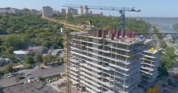 Construction of a residential complex. Construction of a multi-storey residential building aerial view. Span near the construction site of an apartment building — Stock Video